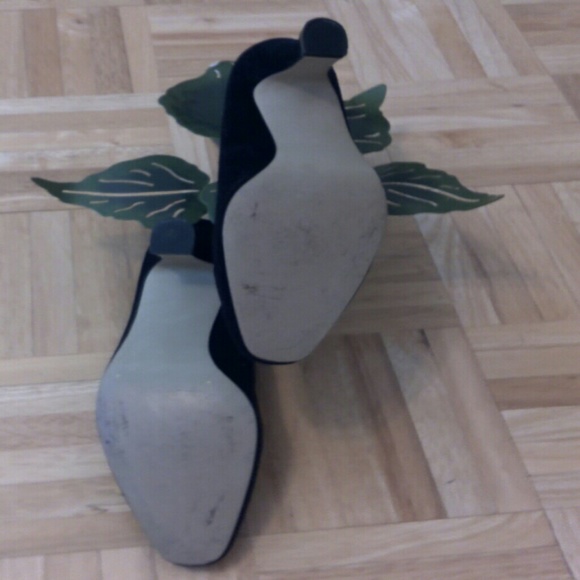 Pumps / Closed Toe - Picture 3 of 4